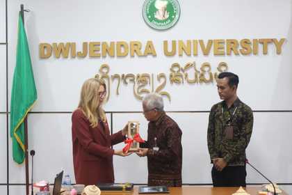 Лекция на посланик Таня Димитрова в университета „Двиджендра“